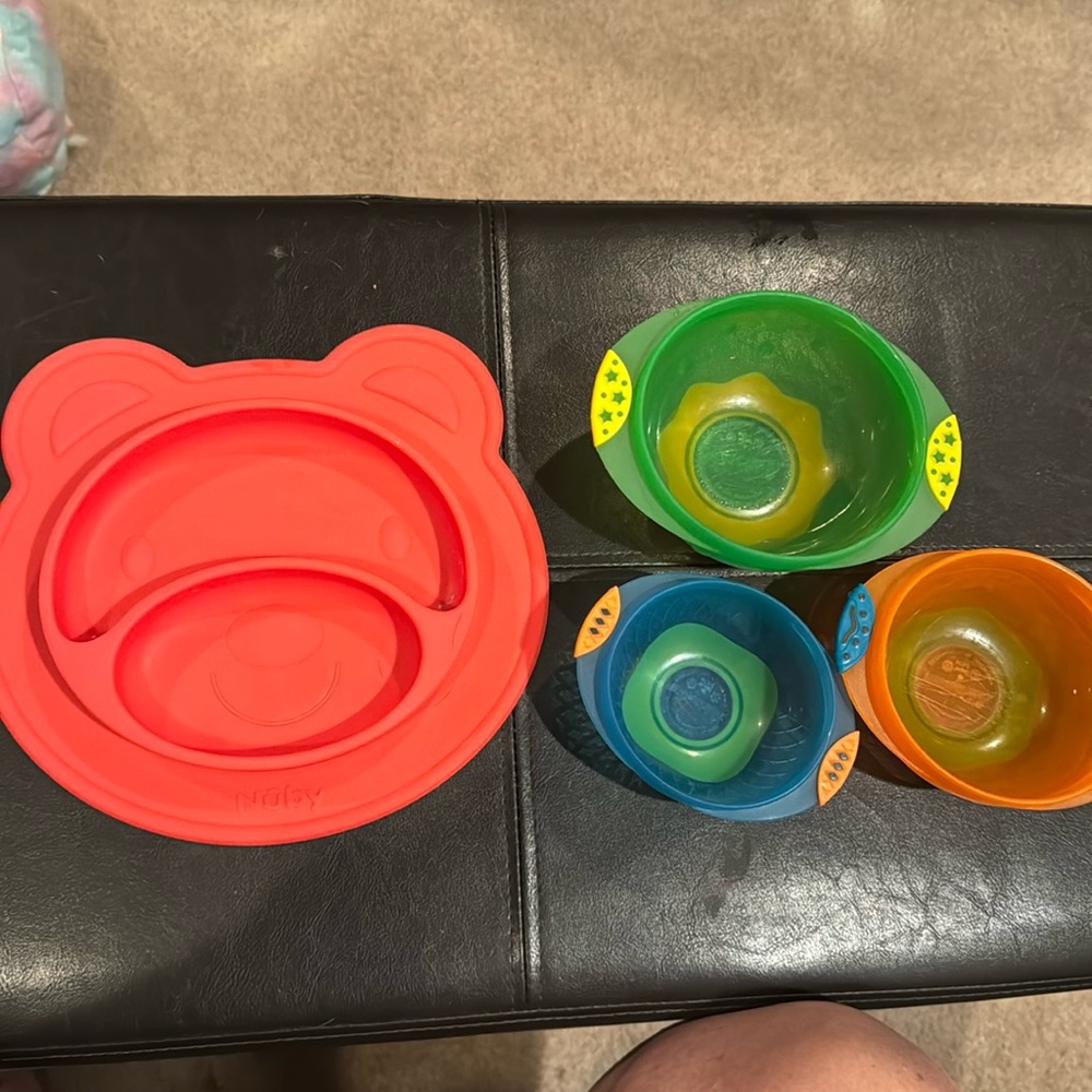 Nuby plate and Munchkins bowls